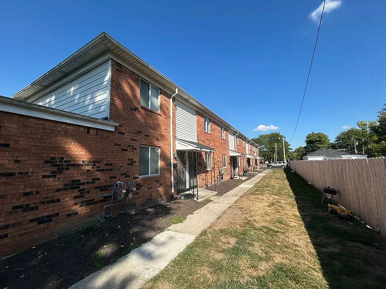 916 S Byrne Rd — Photo 1