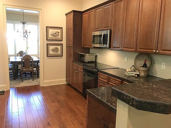 5th image of 907 Olde Creek Ln