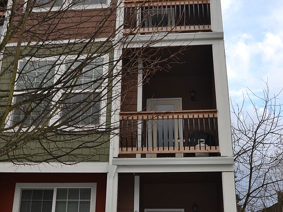 2nd image of 832 SE Woodrow Ln