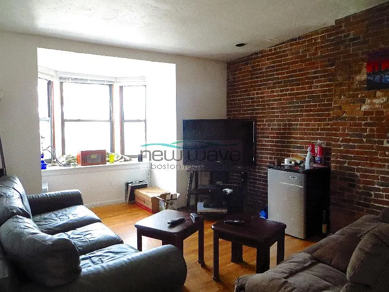 3 bed, 900 sqft, $4,750 — Photo 1