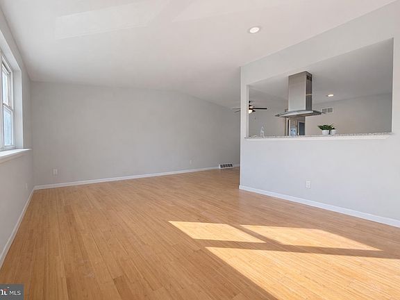 5th image of 419 Rennard St
