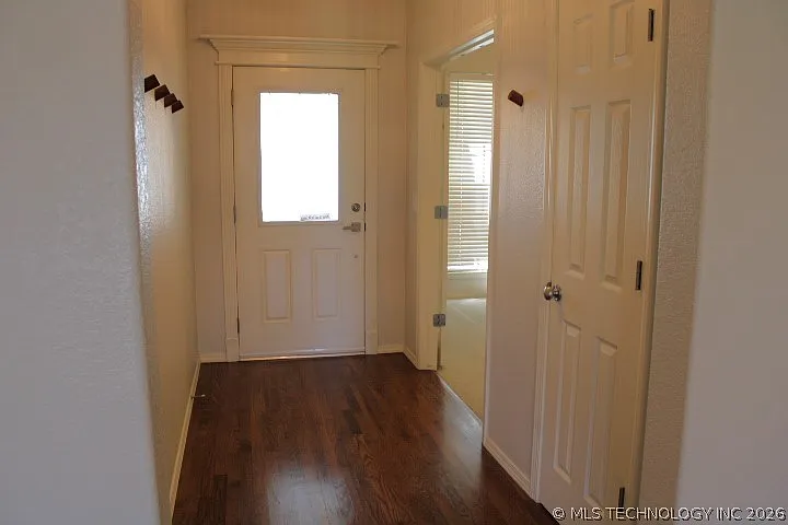 3 bed, 2.0 bath, 1847 sqft, $2,195 — Photo 2