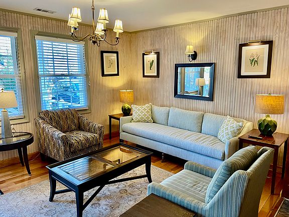 Comfortable and Spacious Living Room