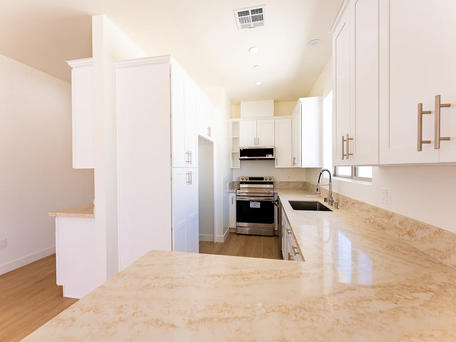 3 bed, 1200 sqft, $3,750 — Photo 3