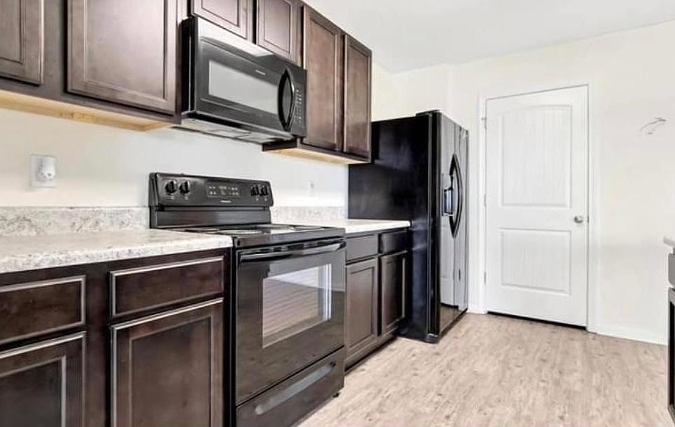 2nd image of 4716 Windsor Park Ln