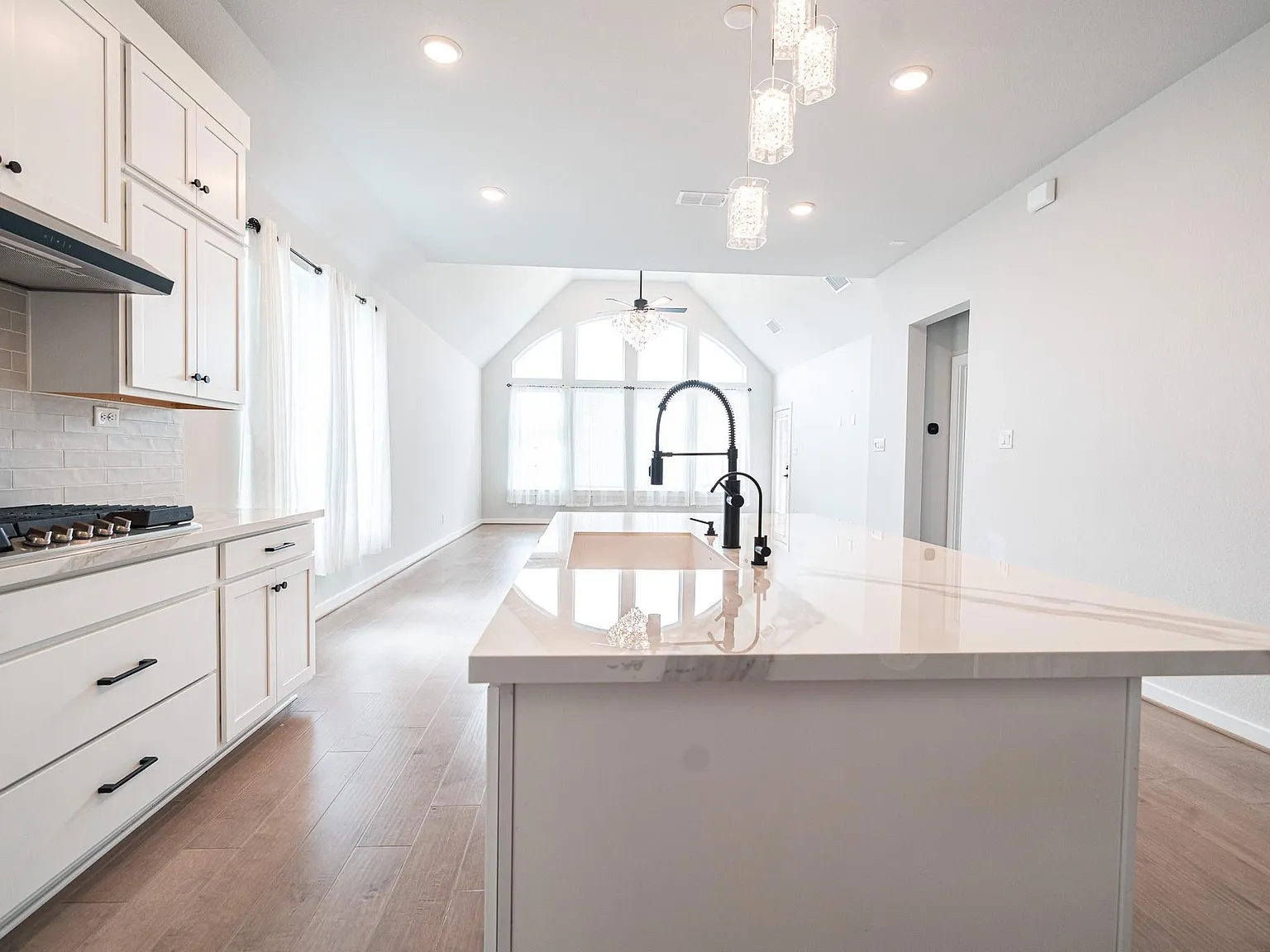3 bed, 2.0 bath, 1818 sqft, $2,750 — Photo 4