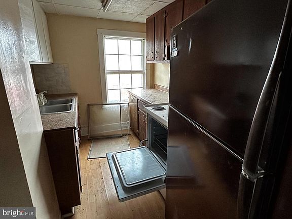 3rd image of 215 S Spring St