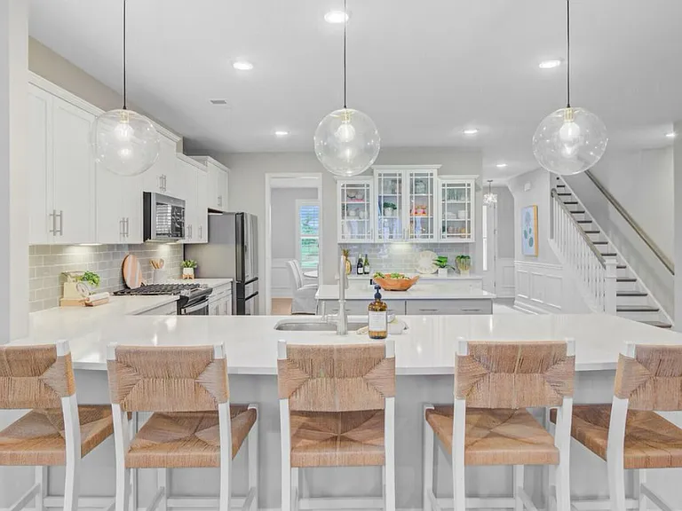 176 Midtown Ave — Photo 3