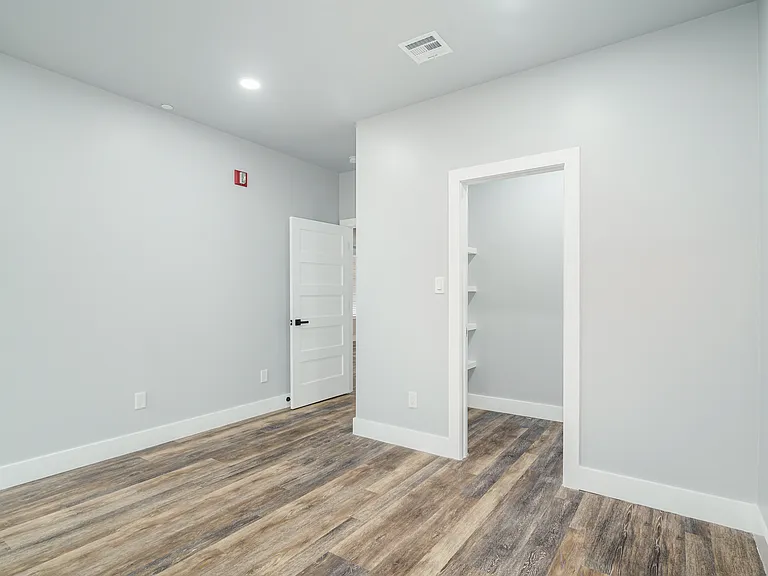 342 W Queen Ln #6 — Photo 11