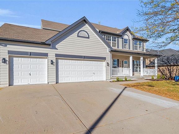 3rd image of 1018 Maple Woods Dr