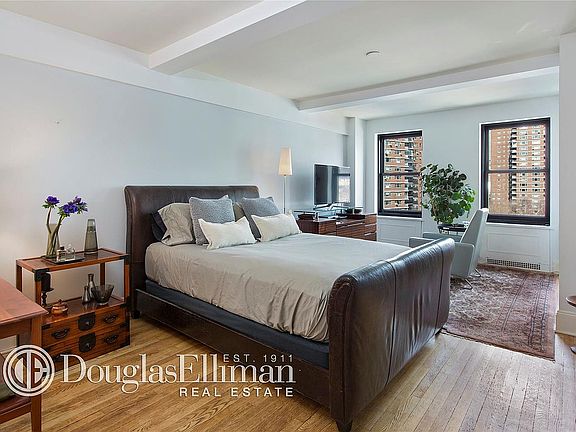 3rd image of 300 W 23rd St #8HI