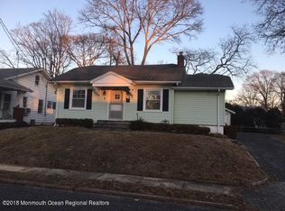 7 Oakwood Ave, Oakhurst, NJ 07755