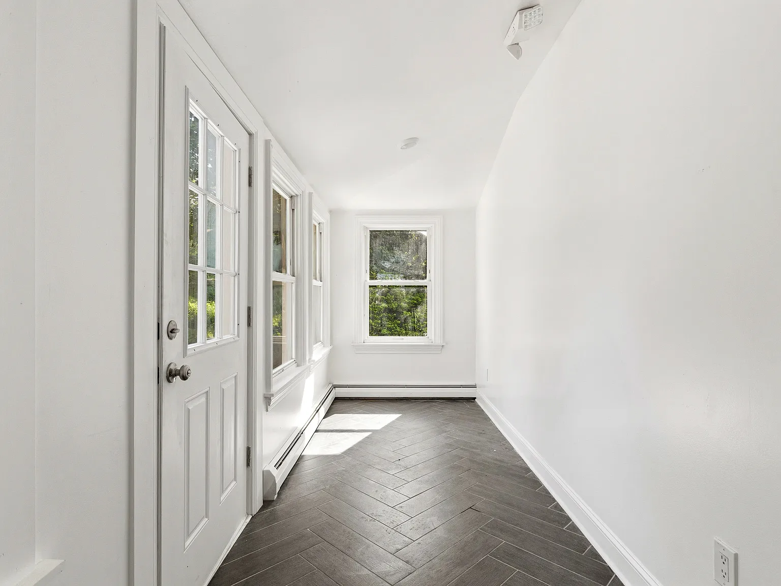 481 Danforth St — Photo 2