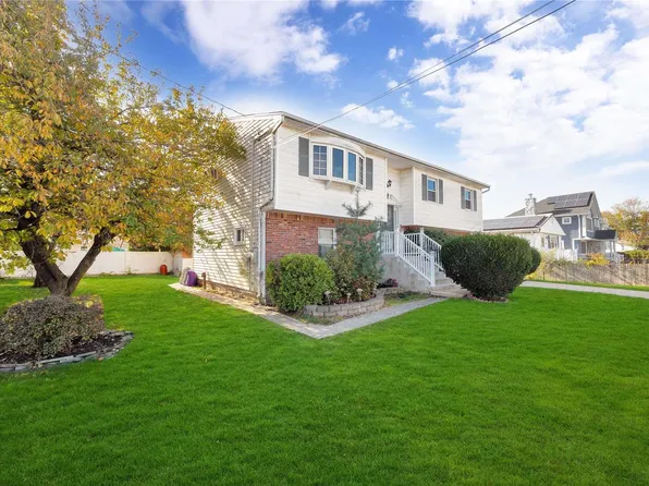 4 Spruce Road, Amityville, NY 11701