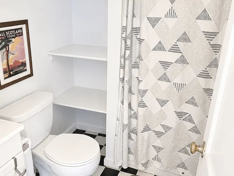 302 Harden St #B — Photo 5