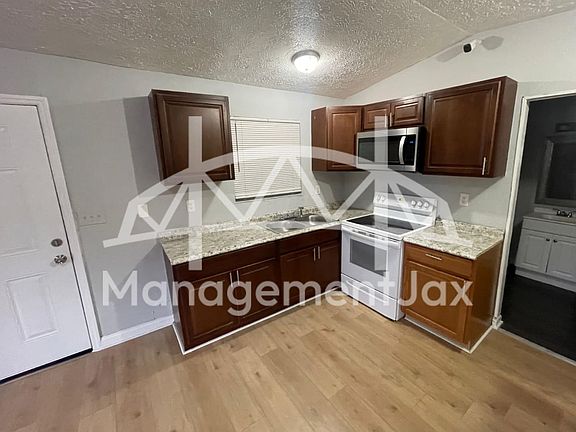 3rd image of 1336 Golfair Blvd #2