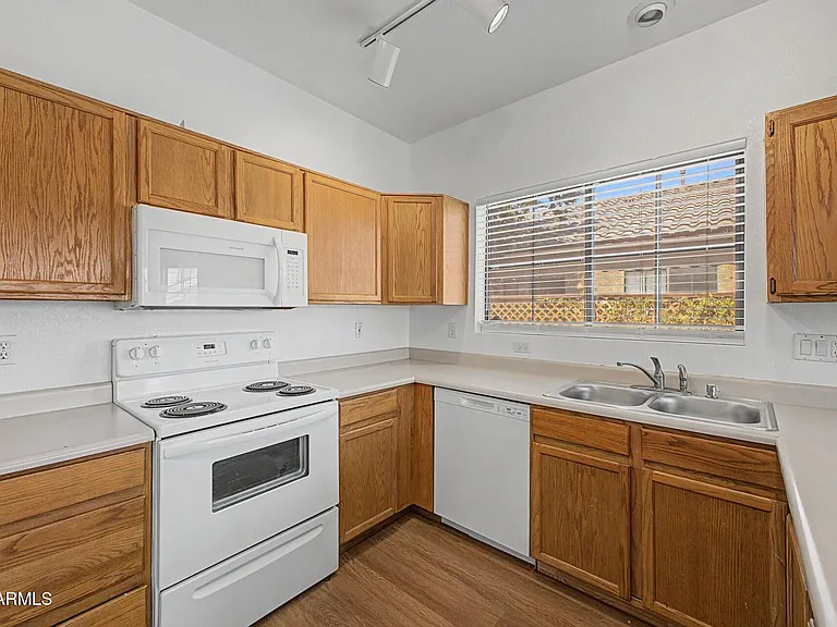 8868 W Laurel Ln — Photo 16