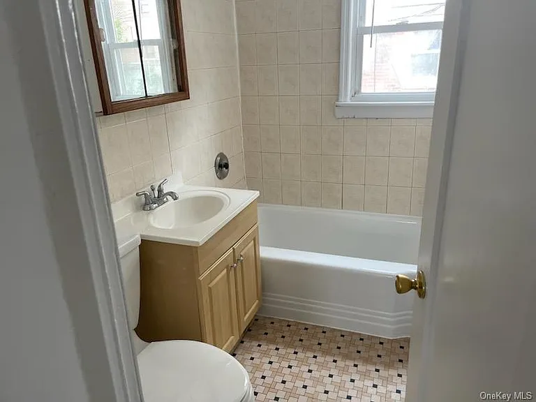 364 E Broadway #MIDDLE — Photo 12