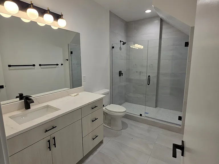 607 N Darwin St — Photo 16