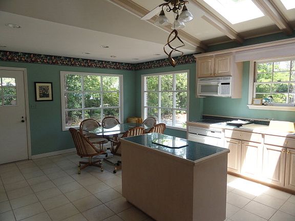 3rd image of 7 Highland Woods Dr