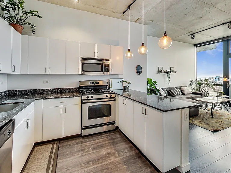 235 W Van Buren St #4311 — Photo 30