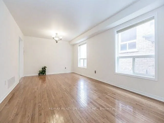 114 River Rock Cres — Photo 4