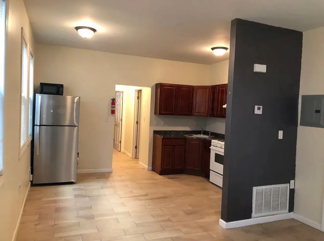 2 bed, 1000 sqft, $1,900 — Photo 2