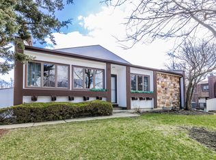 1 Cascade Dr, Indian Head Park, IL 60525