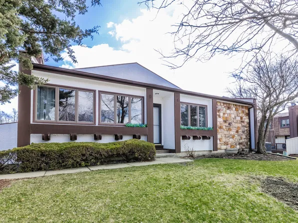 1 Cascade Dr, Indian Head Park, IL 60525