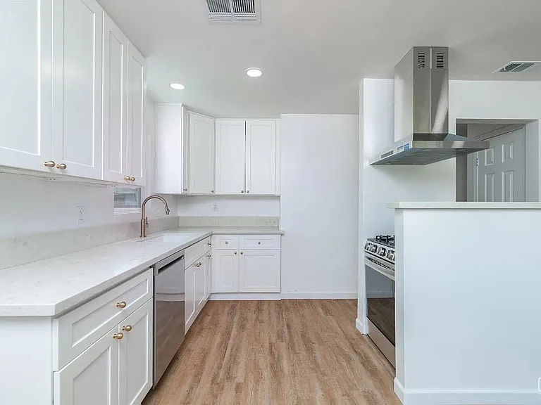 2907 Truxtun Ave — Photo 1