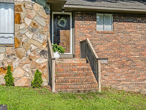 3rd image of 2814 Suncrest Dr