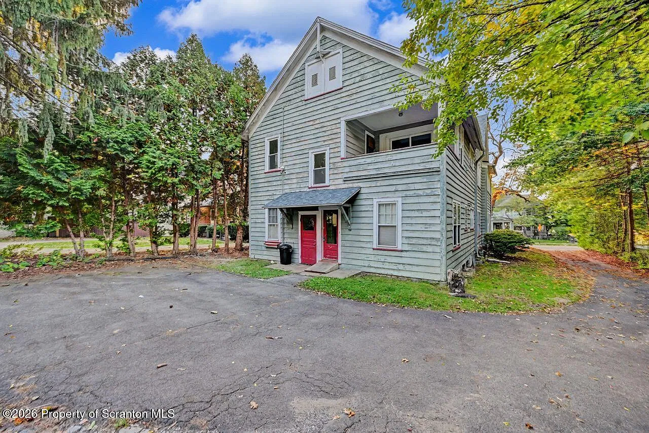 3 bed, 1.0 bath, 1628 sqft, $1,900 — Photo 3