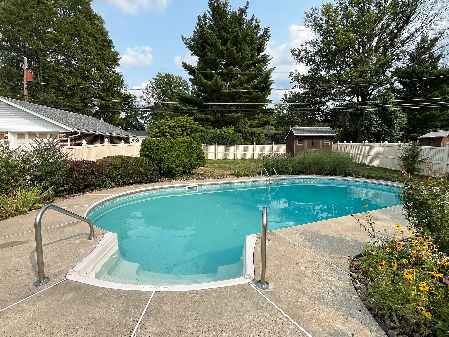 3 bed, 1.5 bath, 1061 sqft, $2,200 — Photo 4
