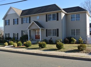 1 Orchard Ln, Saddle Brook, NJ 07663