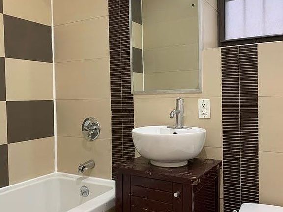 5th image of 1057 Bergen St #1LC