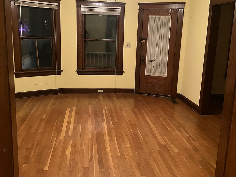 livingf room, front door, light with ceiling fan
