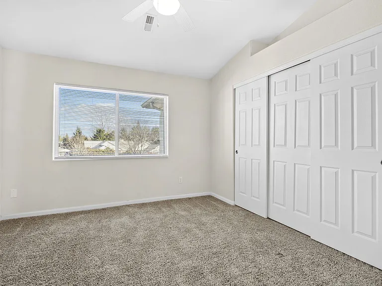 Oasis Apartments — Photo 21