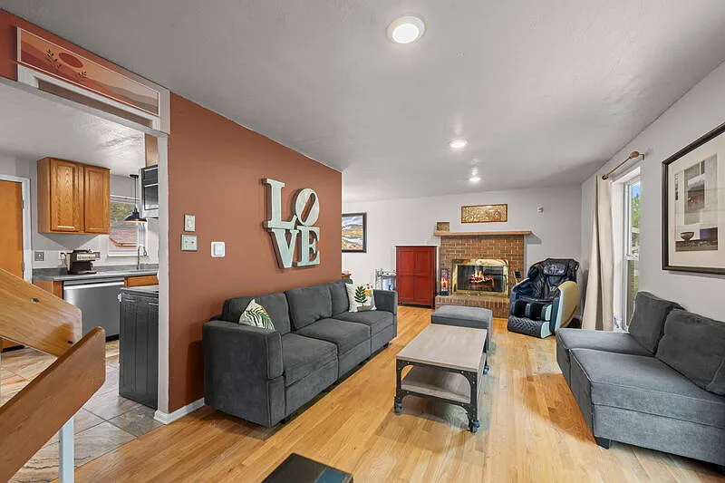 4 bed, 3.0 bath, 1227 sqft, $4,200 — Photo 2