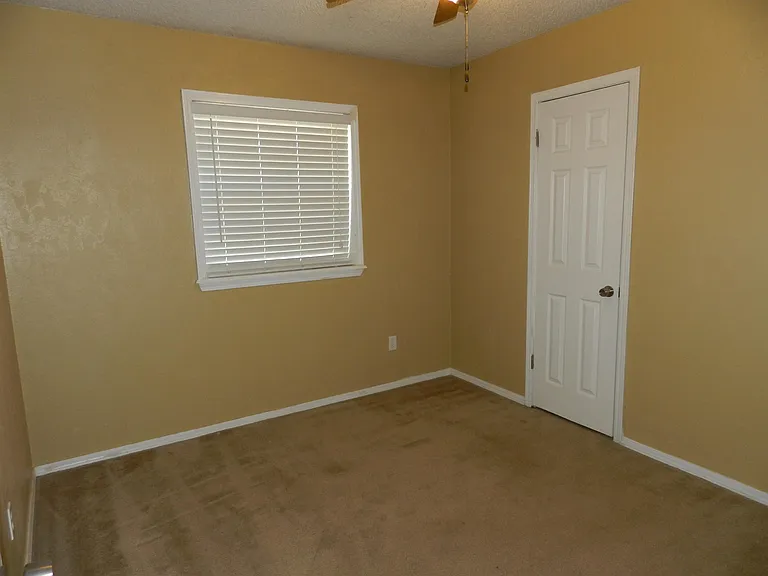 2615 NW Locksley Ln — Photo 6
