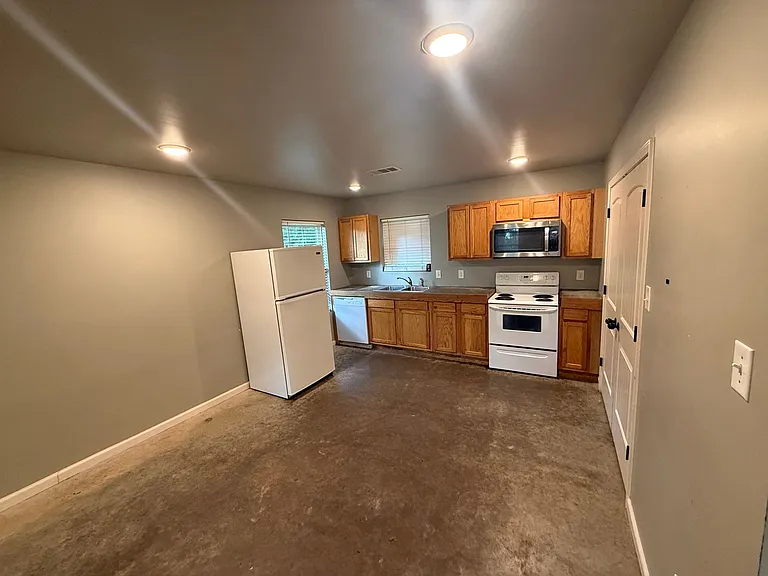 1215 Haltom St — Photo 3