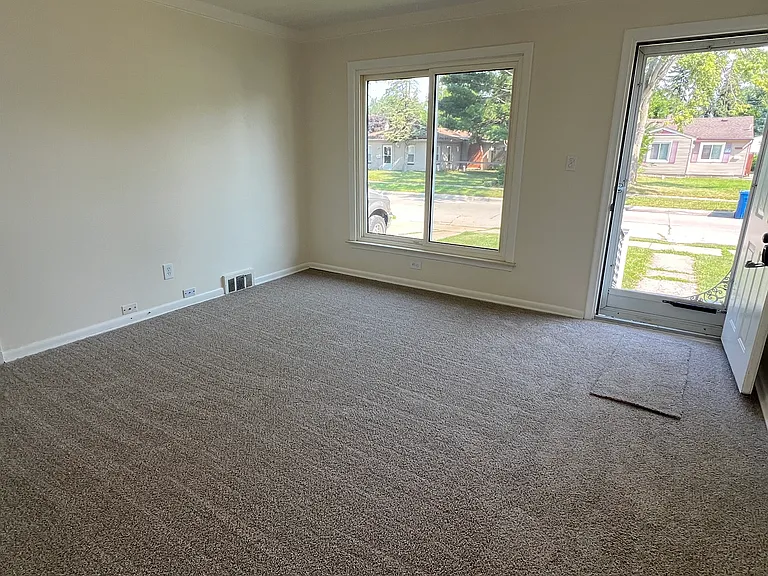 14018 Hendricks Ave — Photo 2