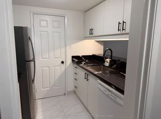 711 Bay St #714, Toronto, ON M5G2J8