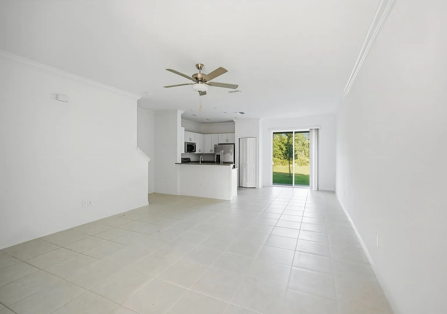 Newer 3Beds/2.5 Bths in Amenity Rich Area! — Photo 4