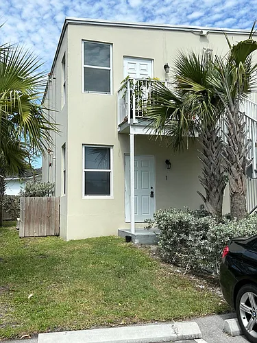 661 NW 21st Ter Photo 1