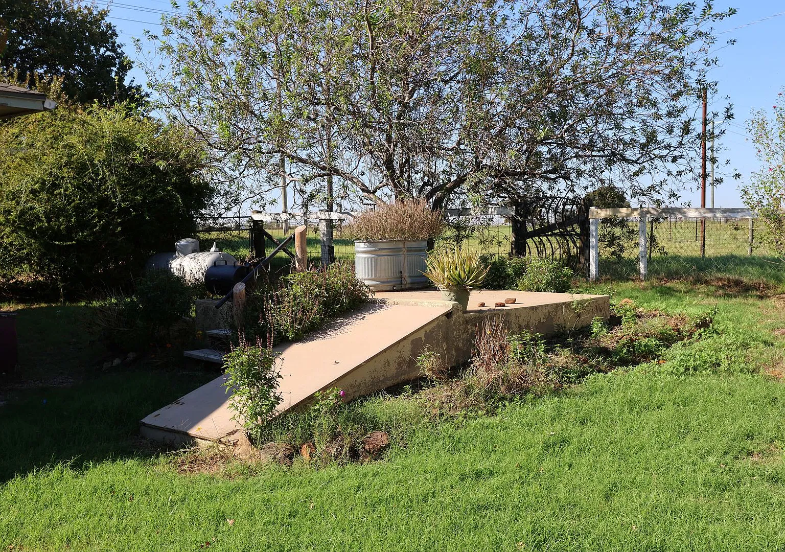 2 Bed 1 Bath 5.5 Acre Horse Property in Crossroads — Photo 4