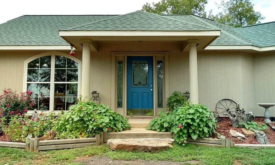 2nd image of 205 Lakeview Dr