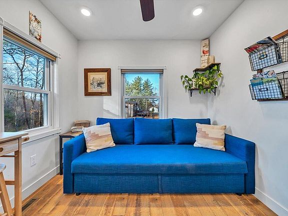 3rd image of 738 Jerry Ln NE