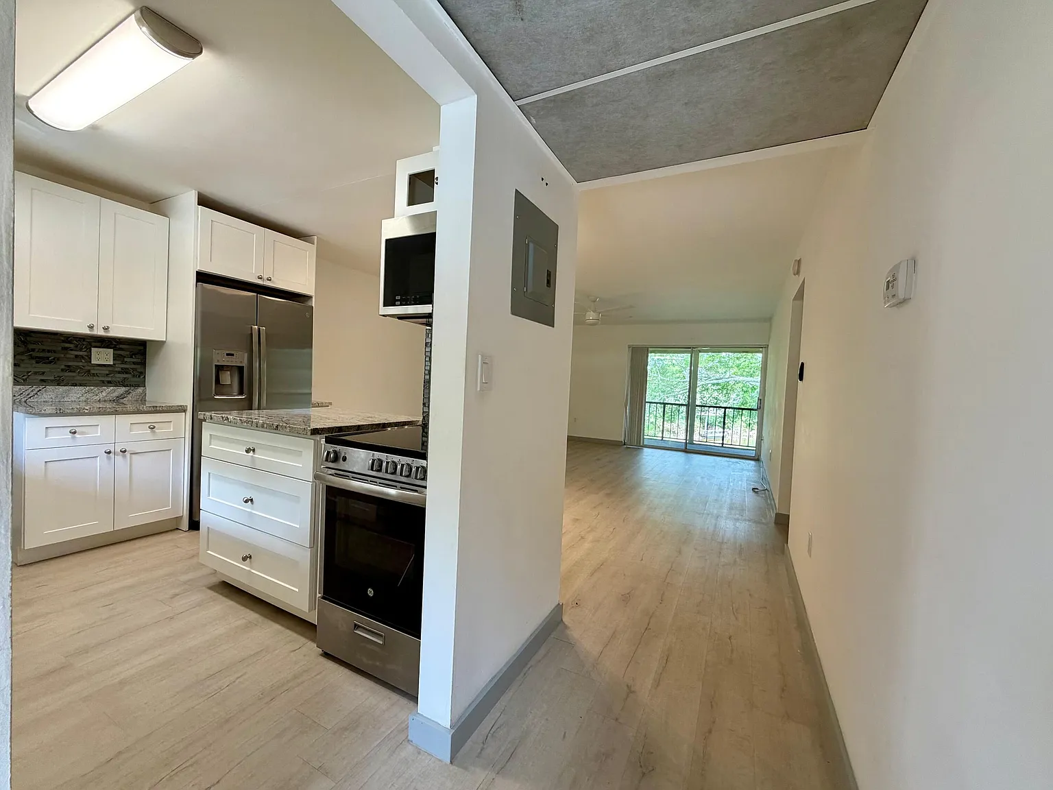 2 bed, 2.0 bath, 1044 sqft, $2,300 — Photo 2