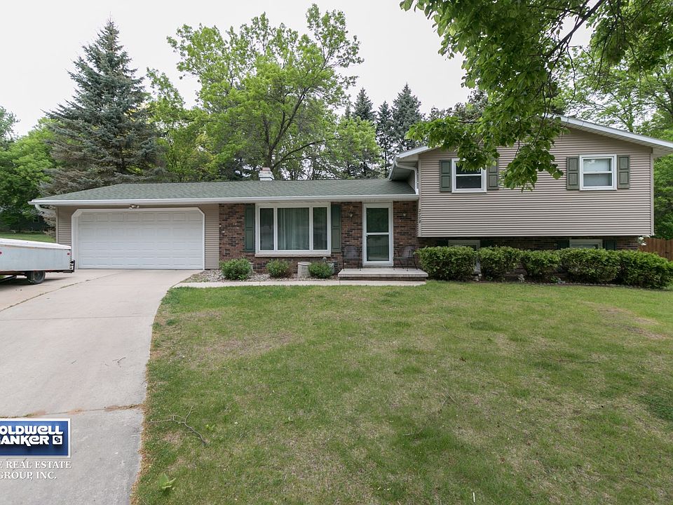 Great Curb Appeal!
