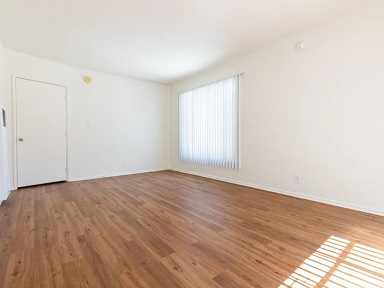 Gayley Manor Apartments — Photo 12